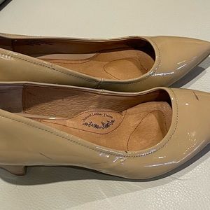 SOFFT Tan Leather Kitten Heel Pumps size 10 Wide - smudge on top of shoe.